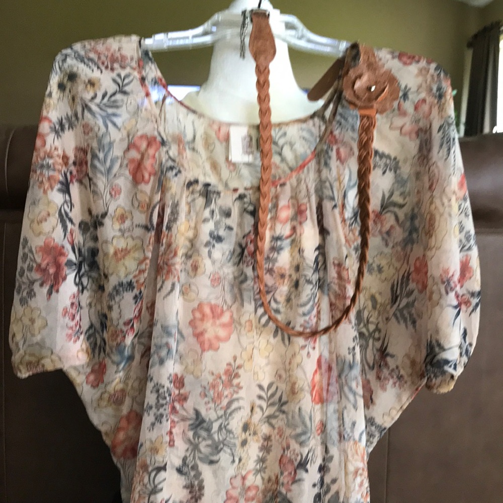 EUC!! Sheer top with belt!! Sz Small